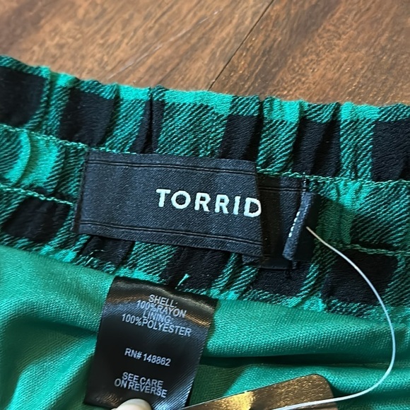 NWT Torrid 3X High Waist Elastic Plastic Green and Black Shorts Ruffled Bottom - Picture 6 of 10